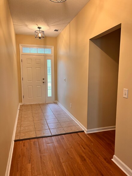 Building Photo - 232 Pampas Dr