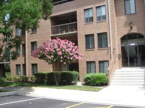 Building Photo - Large 2BR/1BA condo in gated community. Walking distance to Metro.