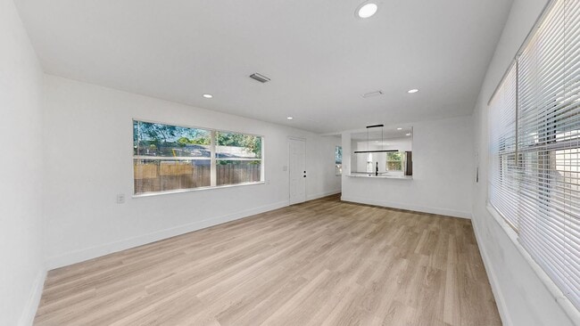 Building Photo - 4 Bedroom / 2 Bath House