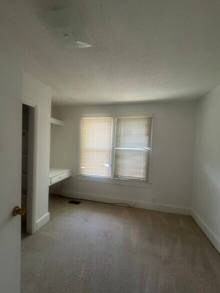Building Photo - 407 Bayou St