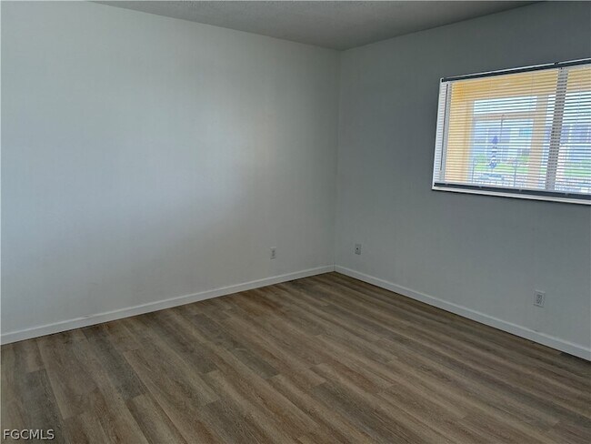 Building Photo - 4516 SE 6th Pl