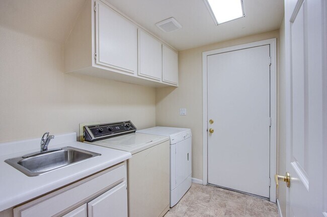 Building Photo - Beautiful 3Bed/3Bath cul-de-sac home located  in The Lakes Community with a sparkling pool and spa!