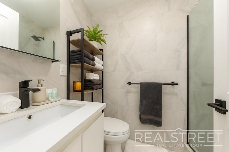 Building Photo - Stunning Renovated 2BR in Bushwick with Private Roof Deck!