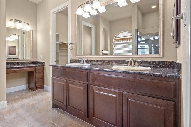 Building Photo - 4004 Gloucester Dr