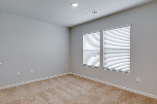 Building Photo - Spacious 5-Bedroom Home in Southgrove – Move-In Ready!