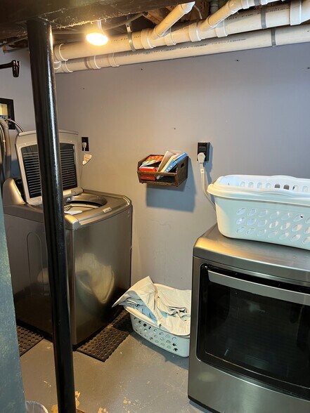 Building Photo - 27 Stonington St