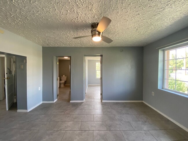 Building Photo - 2 bedroom, 1 bath Home!