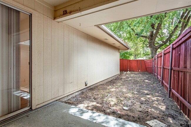 Building Photo - 136 Shadybrook Dr
