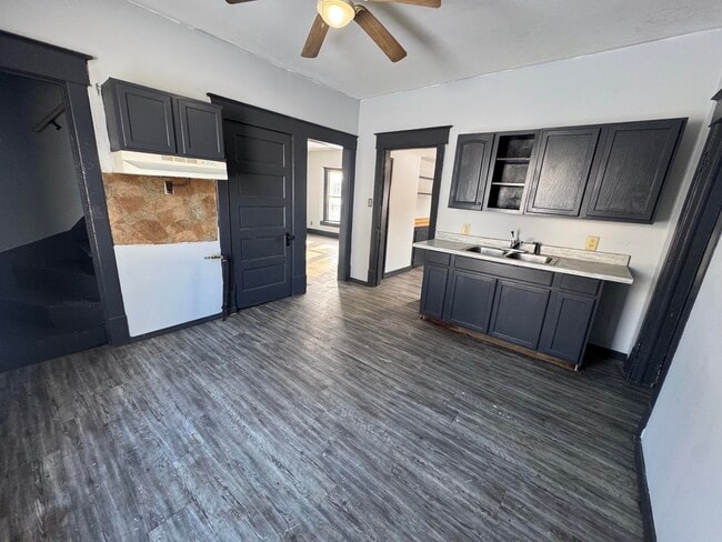 Building Photo - 610 Plum-