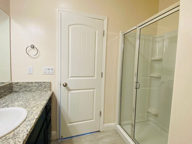 Building Photo - $3,195 Leonard & Shaw, 5 Beds - Alamos Ave...