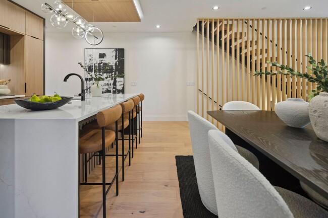 Building Photo - Skyview Townhome: Luxury Living in Lake Oswego's Premier First Addition Neighborhood
