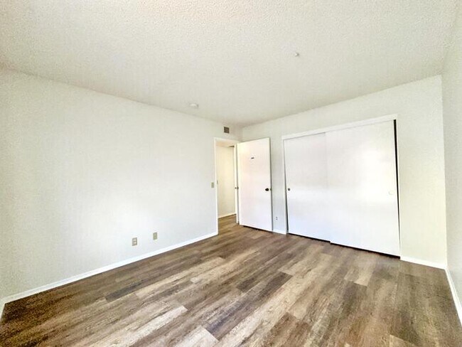 Building Photo - Lovely 2-Bed, 2-Bath Condo with Great Loca...