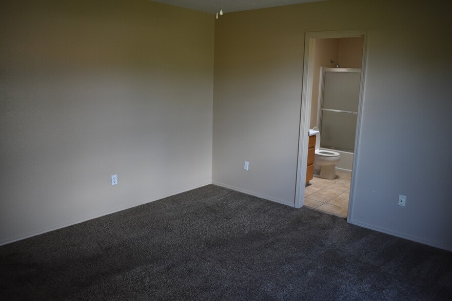 Building Photo - 8600 Simi Ln NE