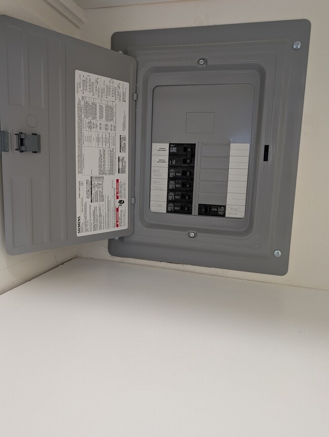 Building Photo - 9216 Seymour Ave