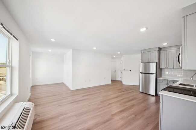 Building Photo - 369 18th Ave