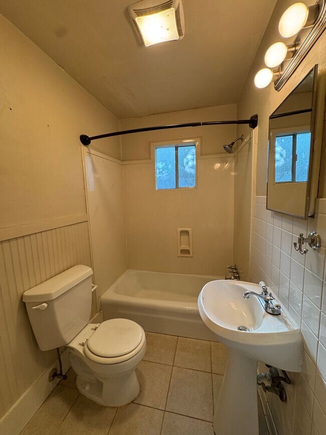 Building Photo - Historic Charm in Evergreen
