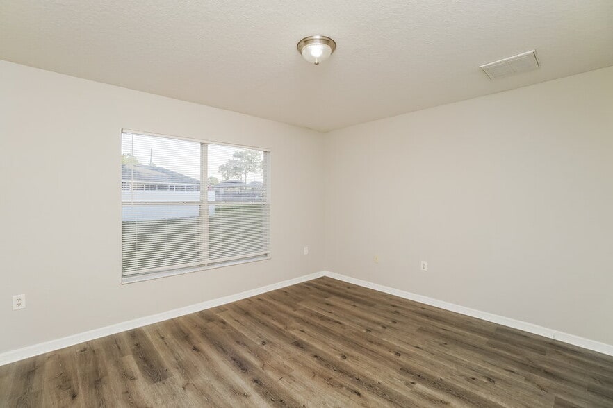 Building Photo - 11485 Viking St