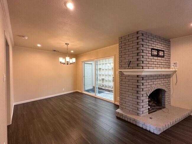 Building Photo - Upgraded Three Bedroom Duplex!