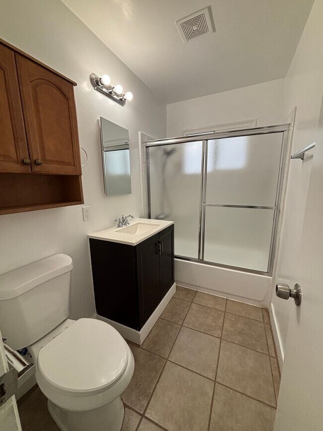 Building Photo - Charming 2 Bedroom Long Beach Apartment - Close to PCH!