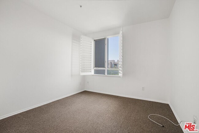 Building Photo - 6400 Crescent Prk E