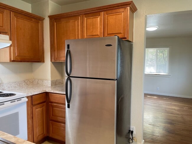 Building Photo - Nice 1 Bedroom 1 Bath Duplex