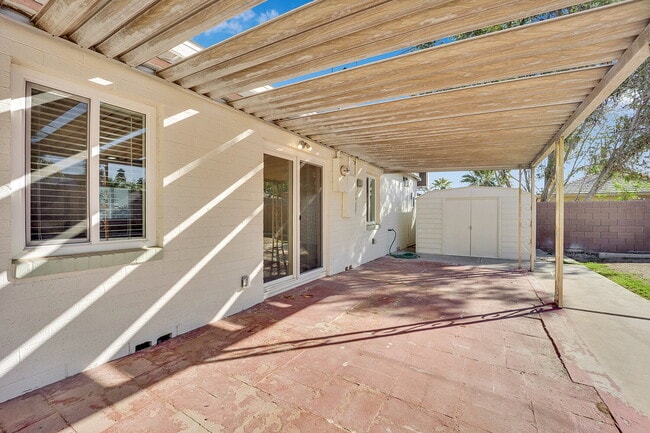 Building Photo - SIGN YOUR LEASE BY 12.31.25 AND RECEIVE THE FIRST 2 WEEKS RENT FREE!! Beautifully updated 3-bedro...