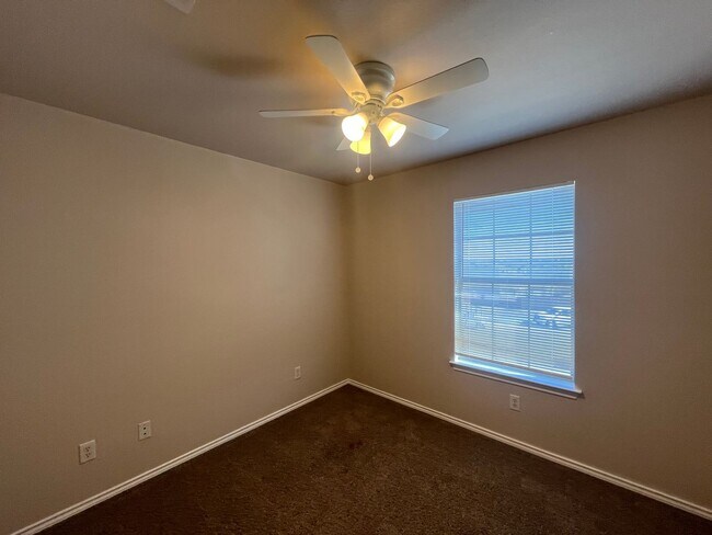 Building Photo - 5811 Golf Bend