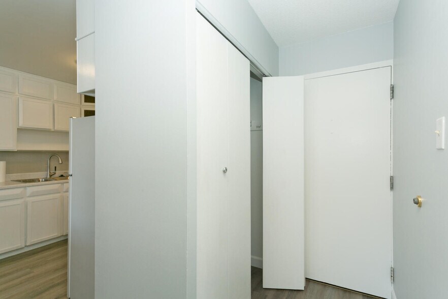 Building Photo - 615 S Alton Way