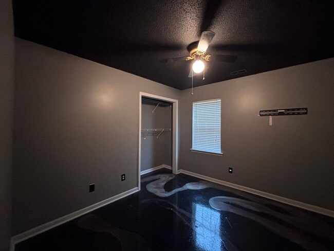 Building Photo - This is a must see!