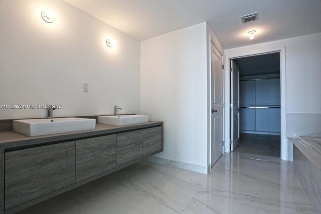 Building Photo - 400 Sunny Isles Blvd
