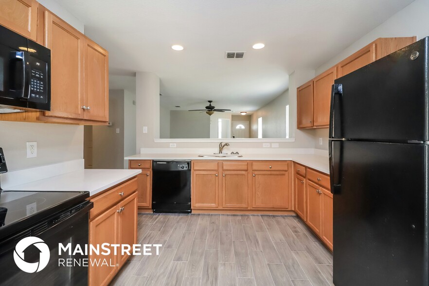 Building Photo - 212 Cres Ridge Dr