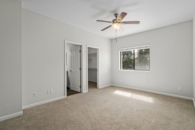 Building Photo - Beautiful 2-bedroom, 2 bath Condo in Gated Community