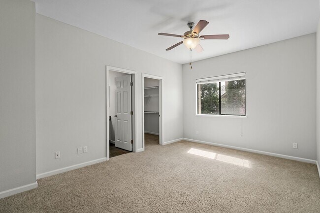 Building Photo - Beautiful 2-bedroom, 2 bath Condo in Gated...