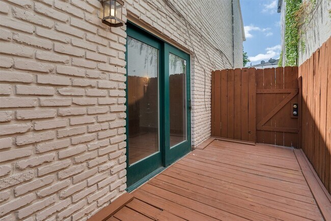 Building Photo - 2229 Mimosa Dr
