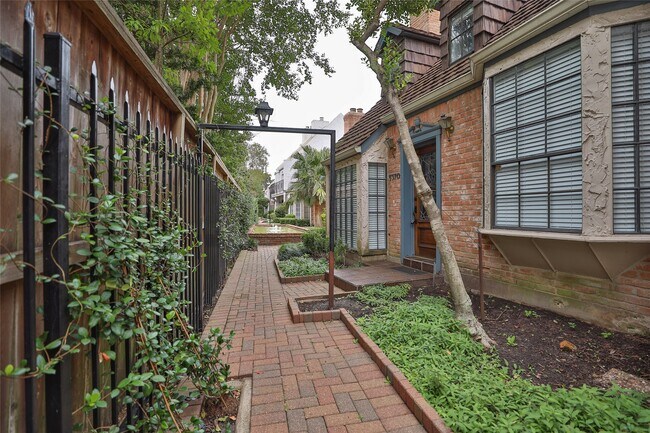 Building Photo - 5370 Brownway St