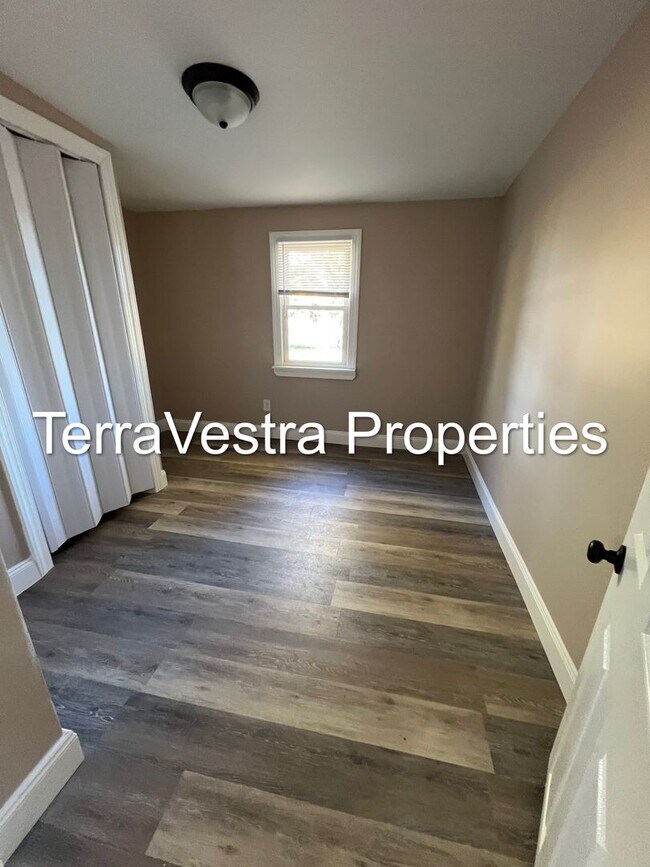Building Photo - Large 4 Bed in Mantua with bonus room! Eli...