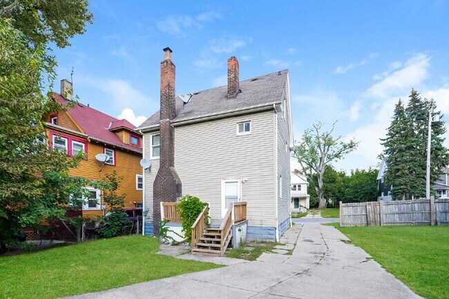 Building Photo - 1104 E 112th St