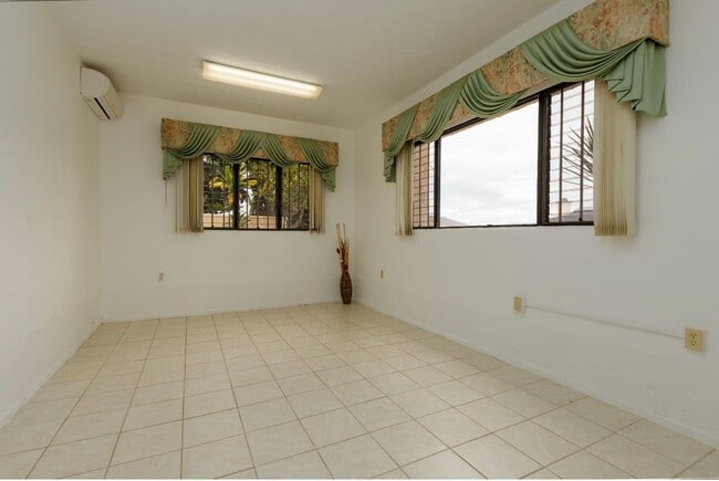 Building Photo - Beautiful Home in Royal Summit