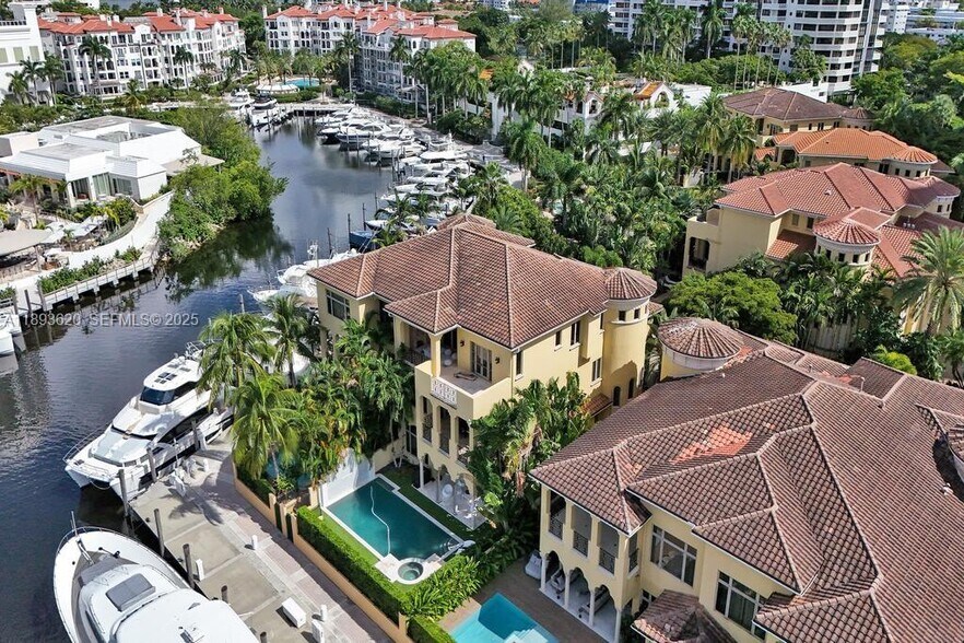 Building Photo - 17001 Collins Ave
