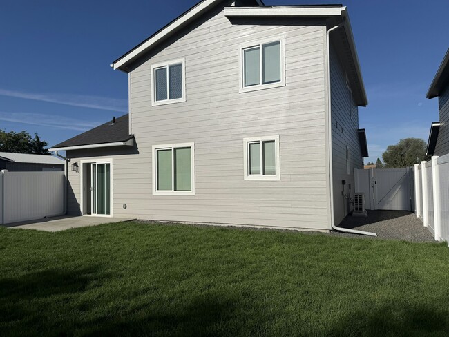 Building Photo - 1818 N Coach Ln