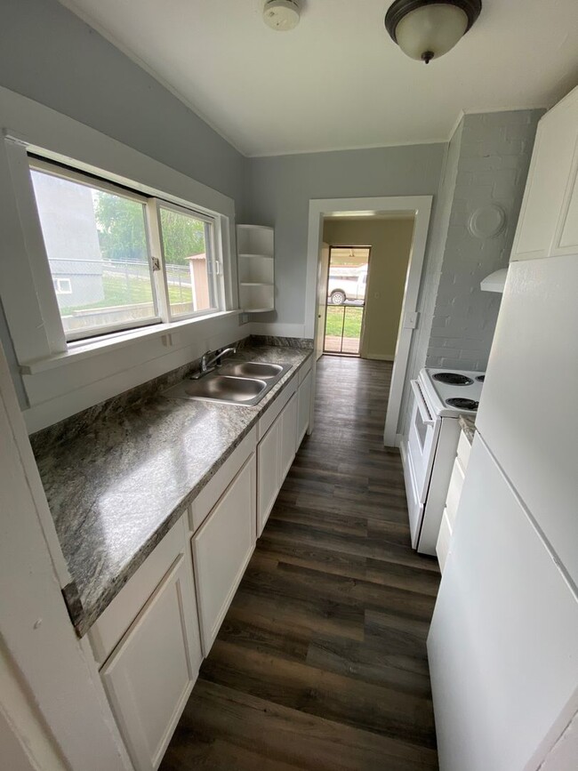 Building Photo - Charming & Updated One-Bedroom Bungalow