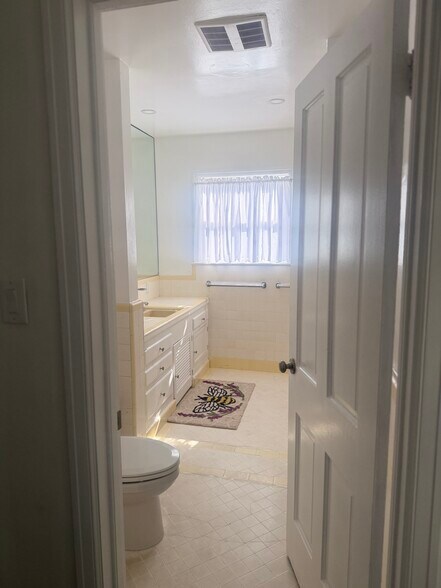 Main Bathroom - 3645 Monon St