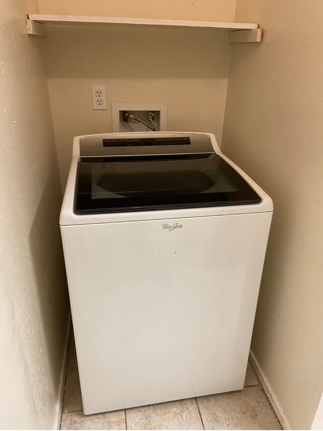 Building Photo - 16939 Cairnloch St