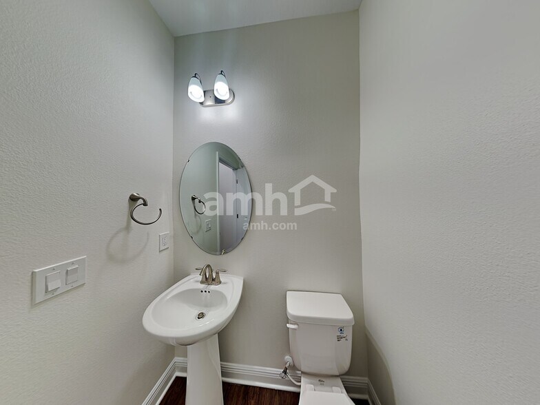 Building Photo - 1028 Sky Lks Dr