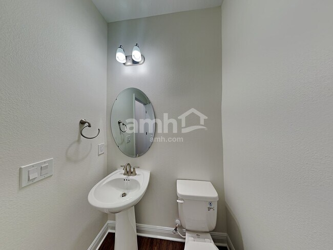 Building Photo - 1028 Sky Lks Dr