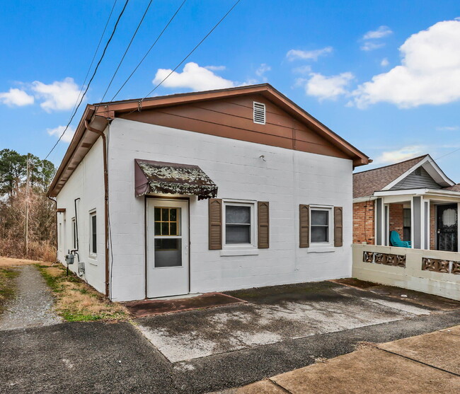 Building Photo - Charming 2-bedroom, 1-bath near downtown Clarksville!