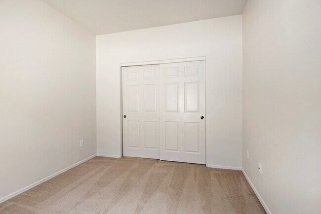 Building Photo - HOUSE FOR RENT