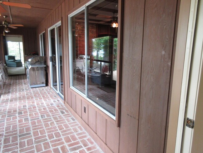 Building Photo - 631 Nelson Point Rd