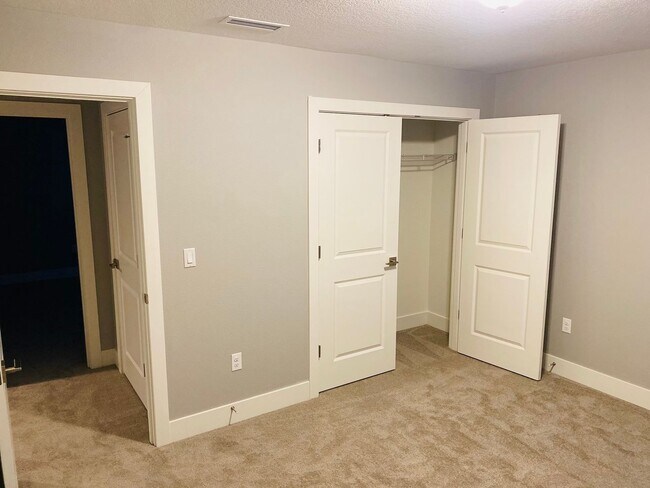 Building Photo - Gorgeous Newer Home!