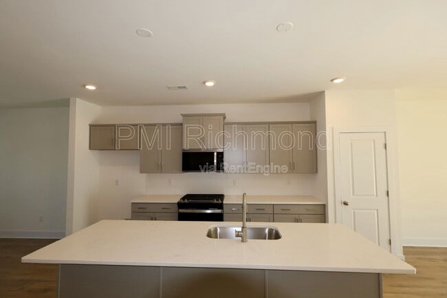 Building Photo - 15325 Sunray Wy